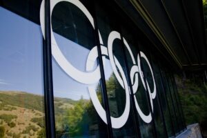 Durante il 19 settembre 2022, è possibile osservare i cinque cerchi olimpici appesi alla finestra di...