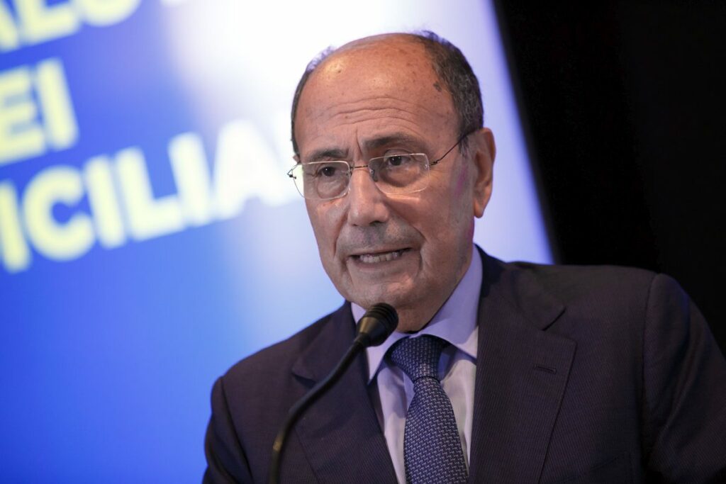 Catania. Nella foto si vede Renato Schifani durante il convegno politico/medico tenutosi all'hotel...