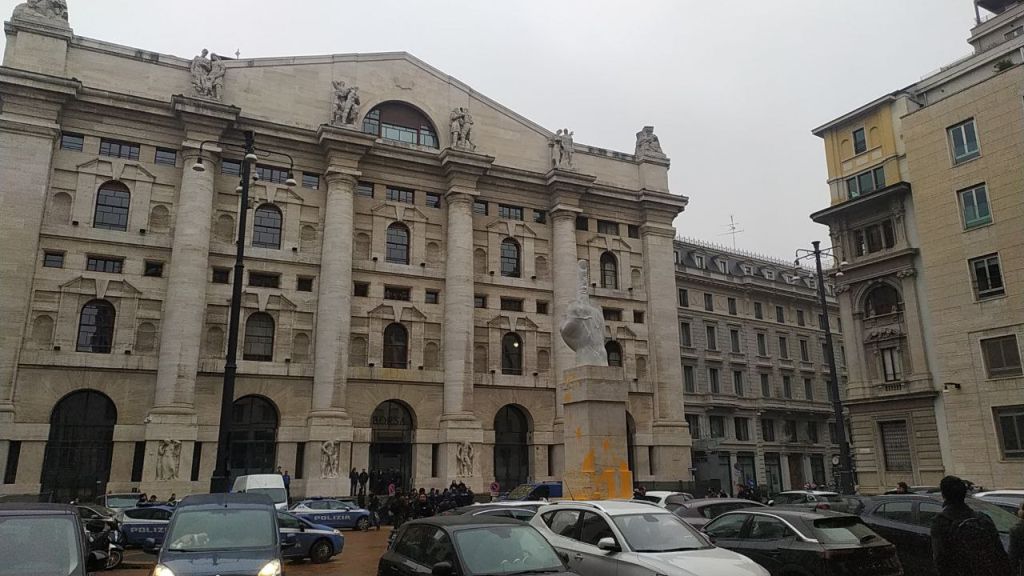Nel cuore di Milano, in Piazza Affari, un gruppo di attivisti di Ultima Generazione ha compiuto un...