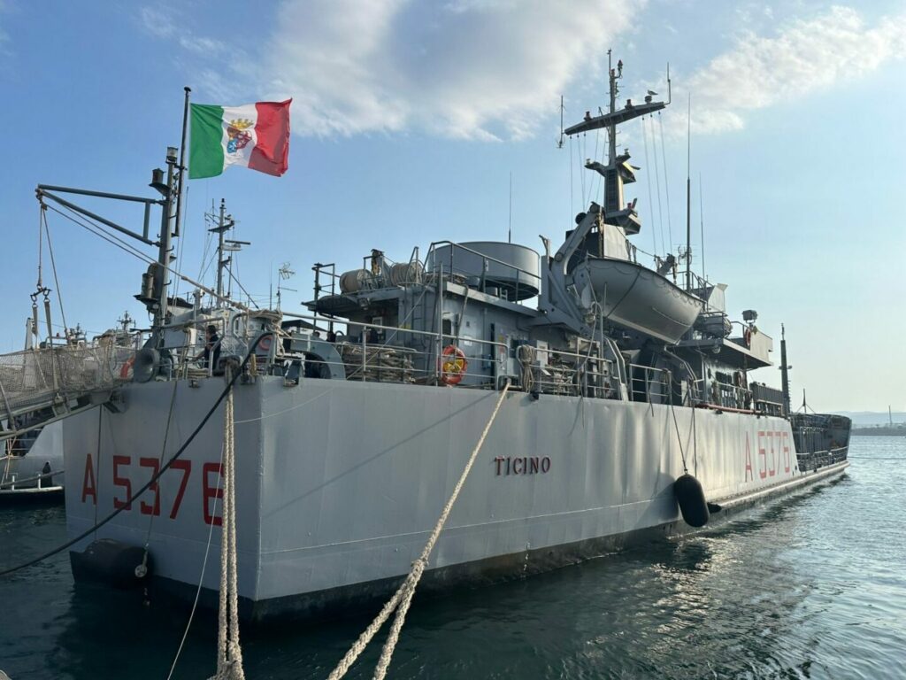 La nave cisterna "Ticino" della Marina Militare Italiana è partita ieri sera da Augusta in direzione...