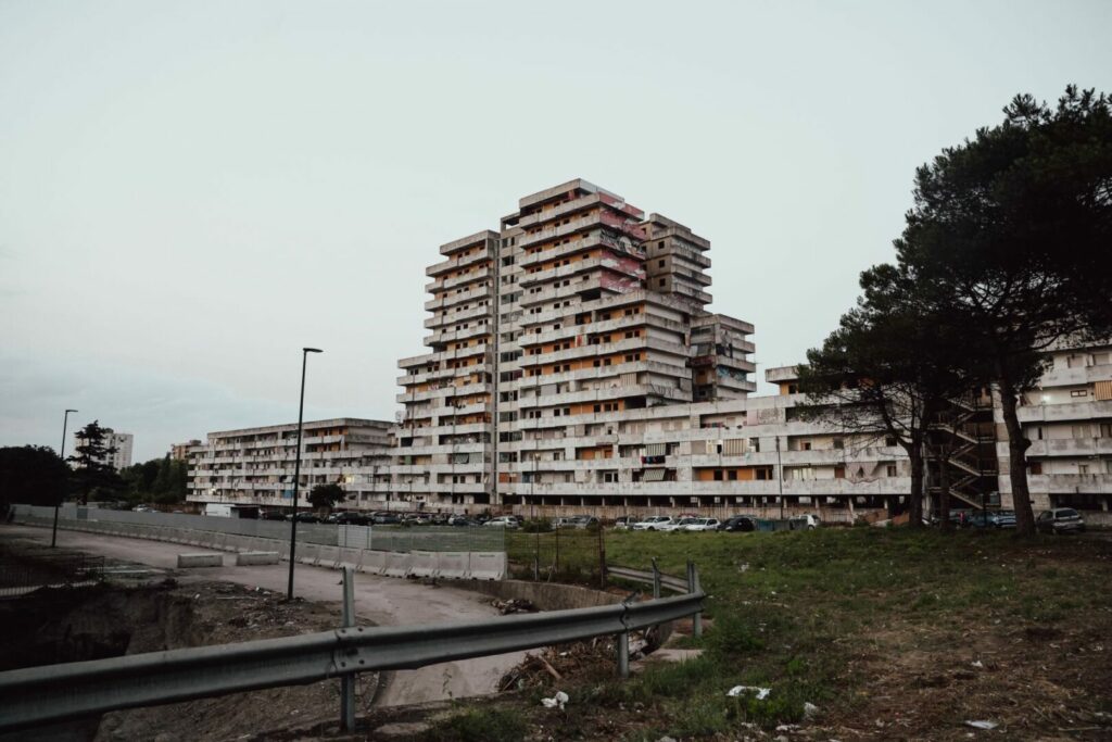 Oggi si tengono i funerali delle vittime del crollo di Scampia: lutto in città