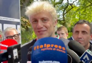 Nicolò Martinenghi ha descritto la sua vittoria nei 100 metri rana come qualcosa di magico, un...
