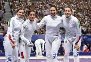 L'Italia ha conquistato l'oro nel torneo di spada femminile a squadre ai Giochi Olimpici del 2024 a...