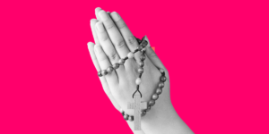 Colui che recita il Salve Regina paga la multa o deve dire “Avvocato” invece di “Avvocata nostra”?