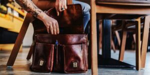 Lasciare la tua borsa a terra: cosa potrebbe succedere (e perché non è una buona idea)