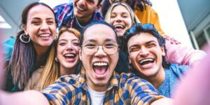 Perché i Millennials appaiono più giovani mentre i Gen Z sembrano più vecchi?