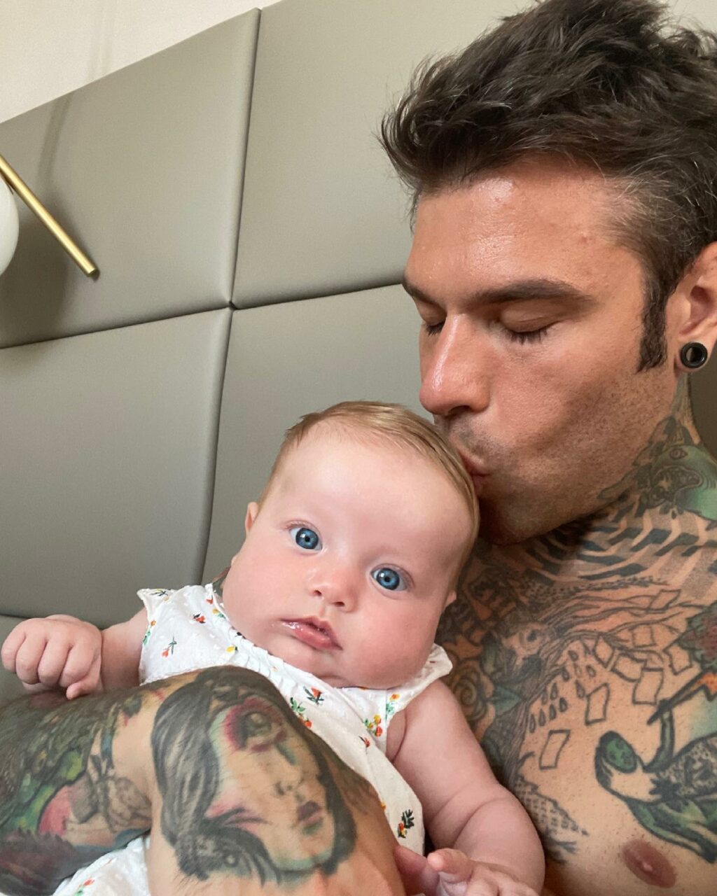 C'era una volta un rapper che non passava certo inosservato: stiamo parlando di Fedez, l'artista che...