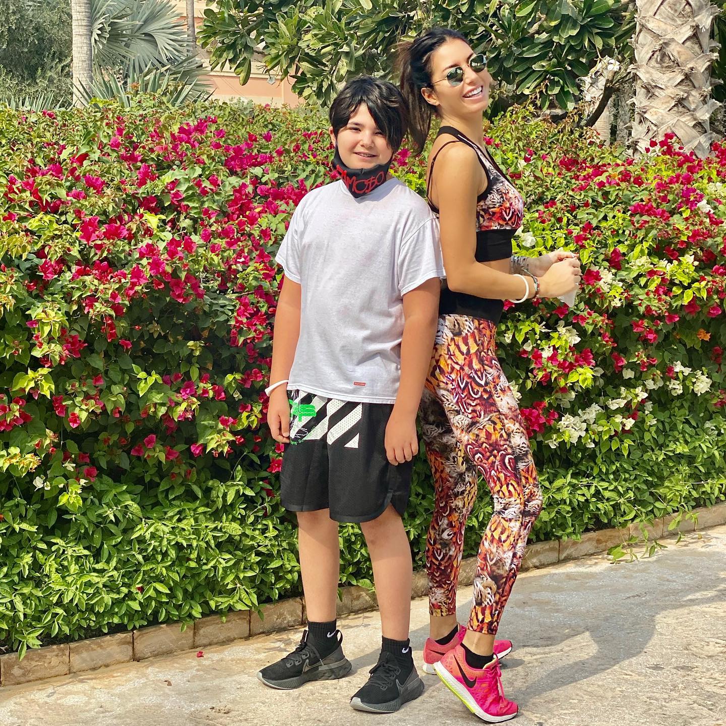 Elisabetta Gregoraci Passeggiando con la mamma
.
....