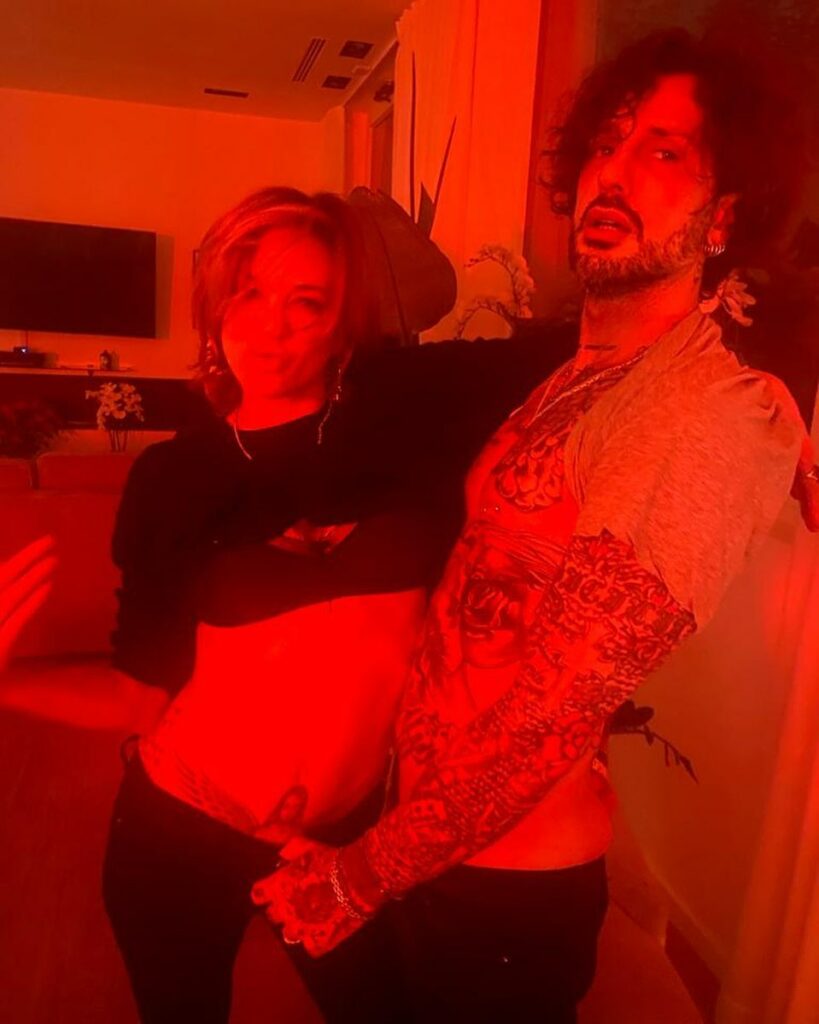 Fabrizio Corona, THE SHOW MUST GO ON …. su Instagram saluta i suoi fan