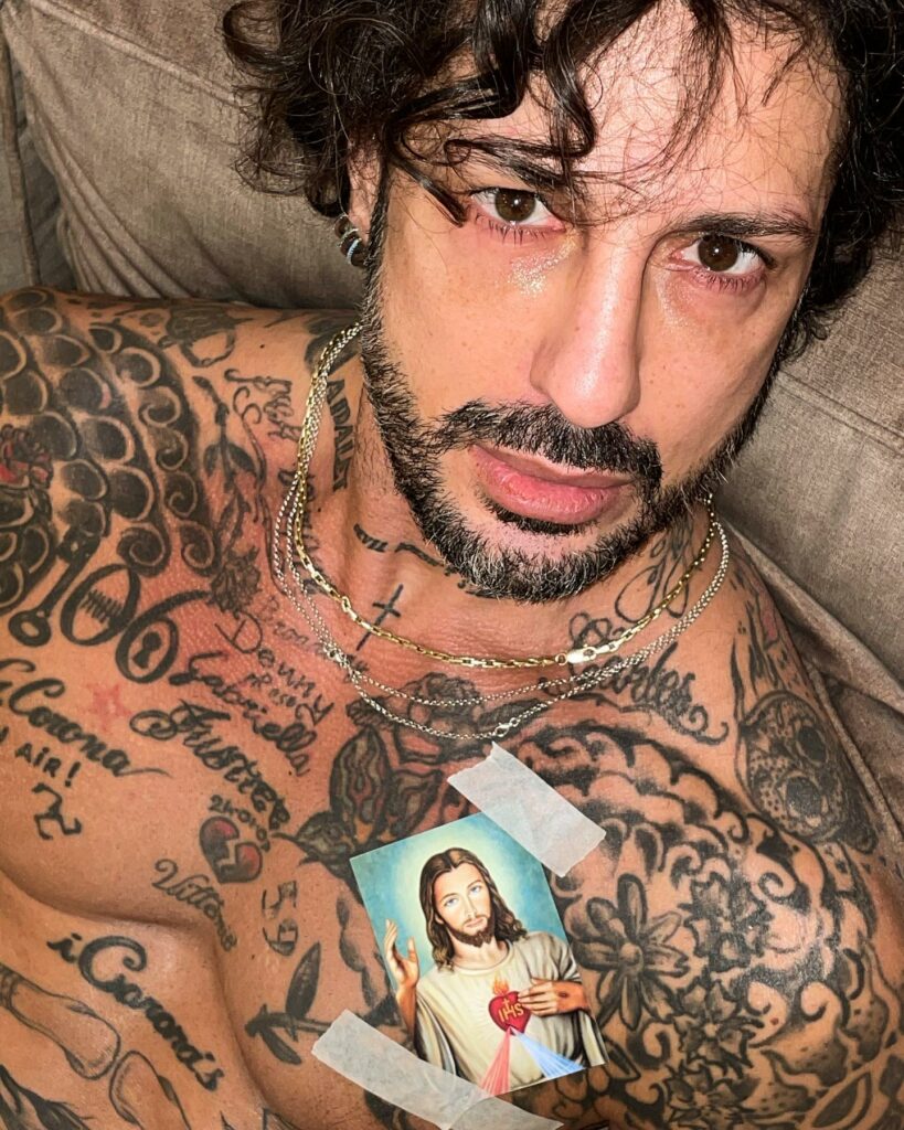 Fabrizio Corona, CHI MI AMA MI SEGUA …. su Instagram incanta i suoi fan