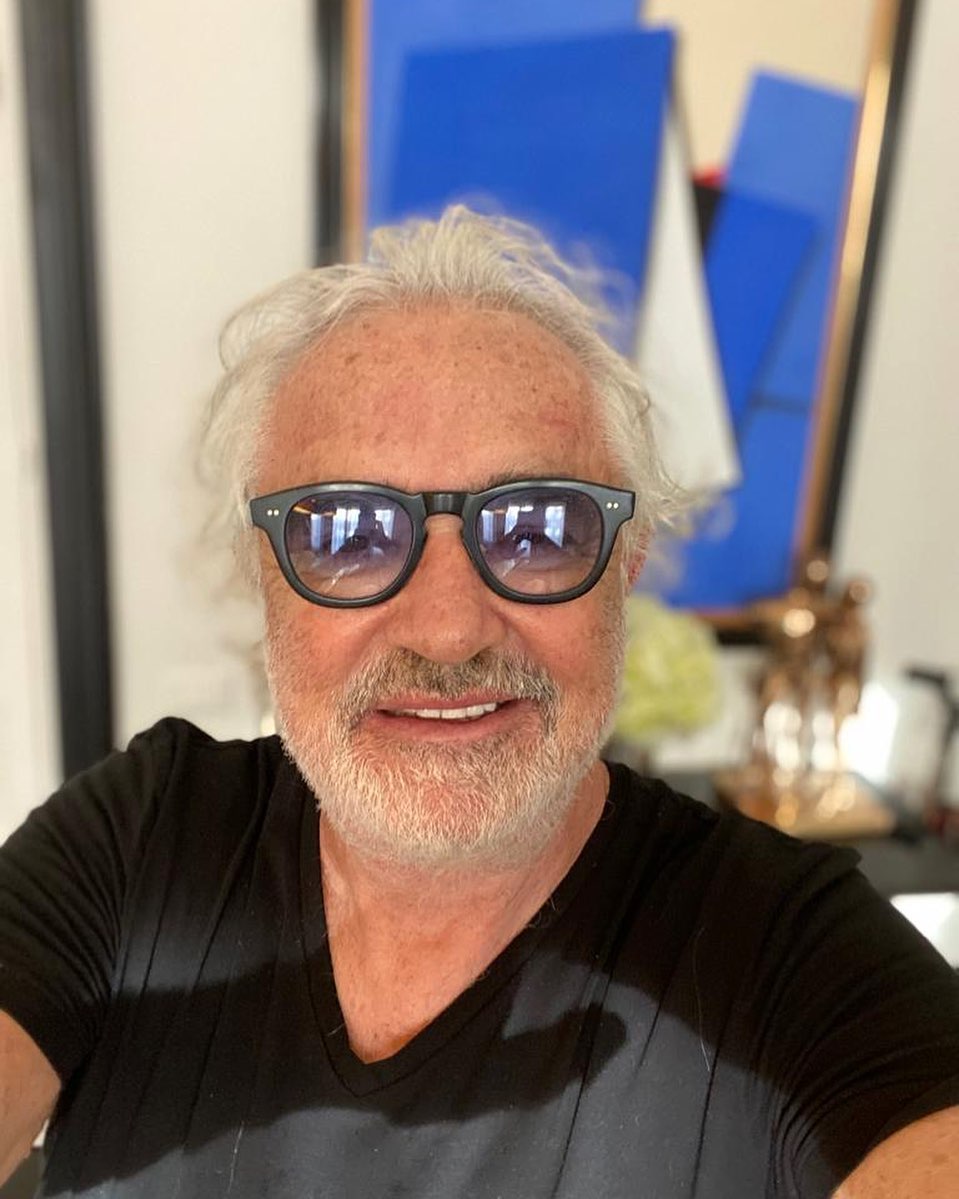 Flavio Briatore Appena rientrato dalla camminata giornaliera. Oggi 6 km. 
Buona giornata a tutt...
