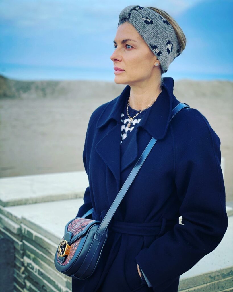 Martina Colombari, Ci guardiamo ancora da lontano… su Instagram delizia i suoi fan