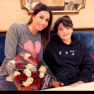 Era una volta una donna che sembrava uscita direttamente da una favola, con i capelli biondi che...