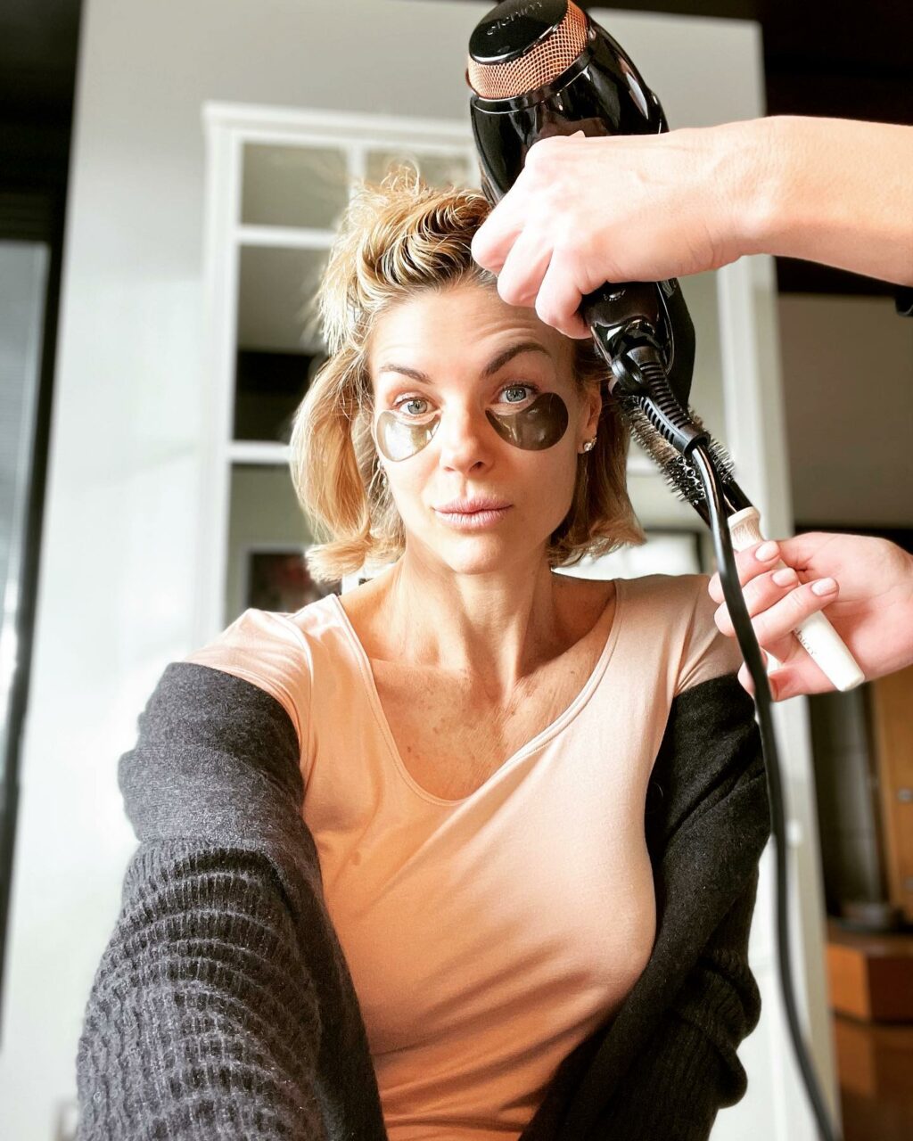 C'era una volta una ragazza dal sorriso smagliante, dai capelli d'oro e dagli occhi che brillavano...