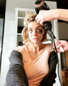 C'era una volta una ragazza dal sorriso smagliante, dai capelli d'oro e dagli occhi che brillavano...