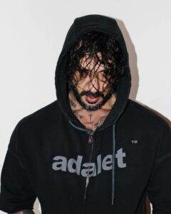 Fabrizio Corona, DIO CORONA …. su Instagram delizia i suoi fan