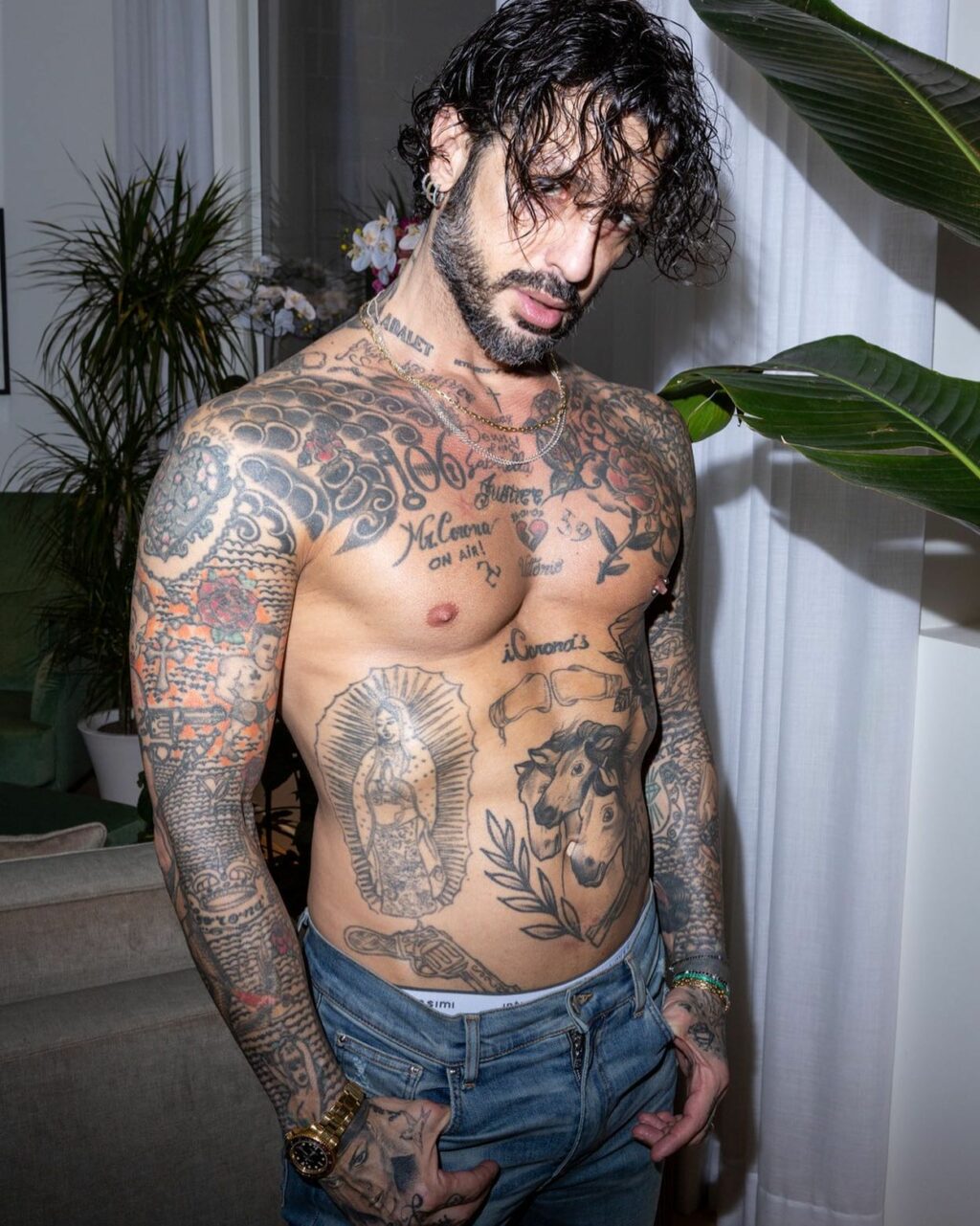 Fabrizio Corona, noto paparazzo e imprenditore discusso, è il re indiscusso dei titoli di giornale...