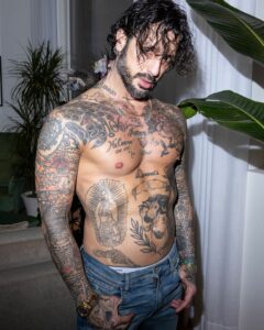 Fabrizio Corona, STORIA DI UNA GENERAZIONE …. su Instagram incanta i suoi fan