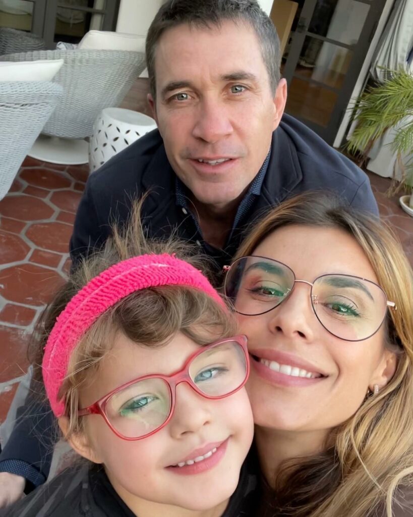 Elisabetta Canalis, Glasses are for little princesses… su Instagram incanta i suoi fan