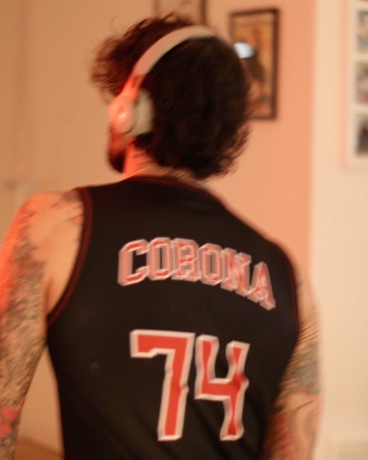 Fabrizio Corona, VENITE A BALLARE DA NOI . SEMPRE COL SORRISO. FANCULO A TUTTI…. su Instagram per i suoi fan