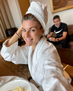 Martina Colombari, Risveglio con ospite… su Instagram per i suoi fan