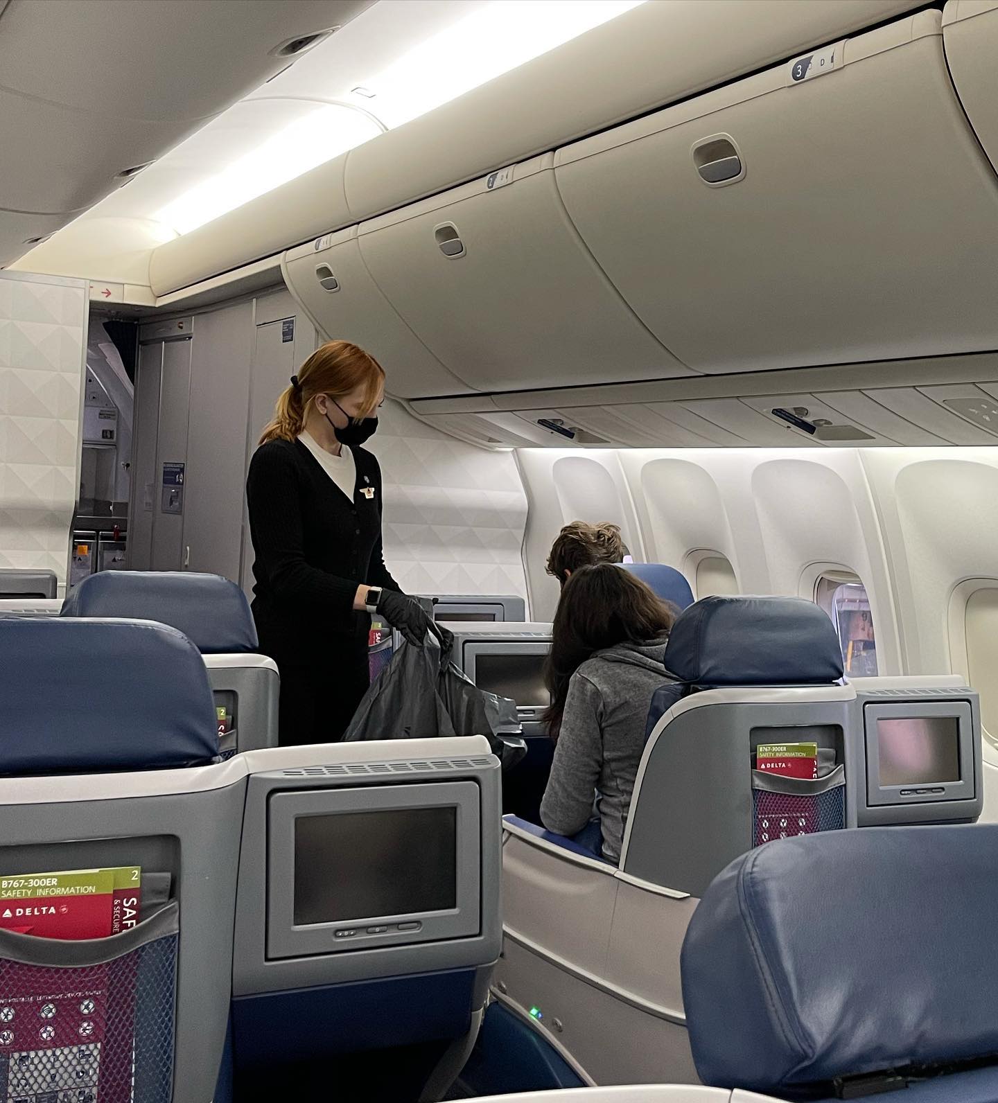 Elisabetta Canalis La soddisfazione dell’ass. di volo che dice trash in faccia a tutti noi passegg...