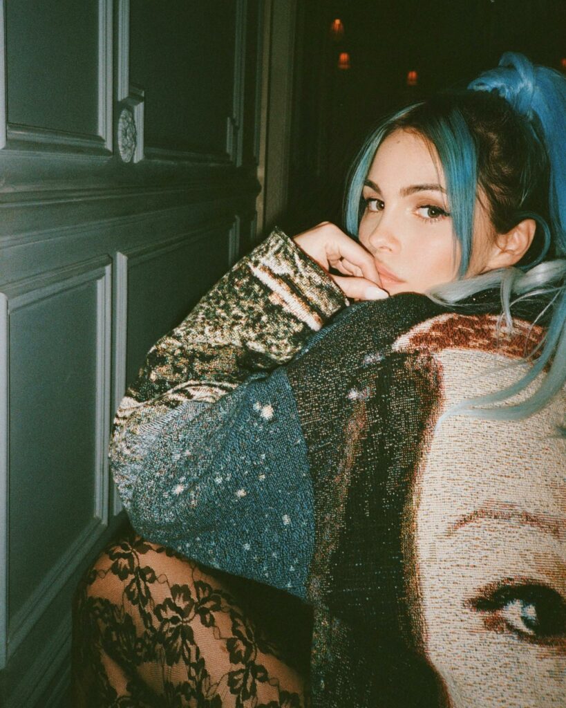 Rose Villan, … that was really a Hattori Hanzo sword… su Instagram per i suoi fan