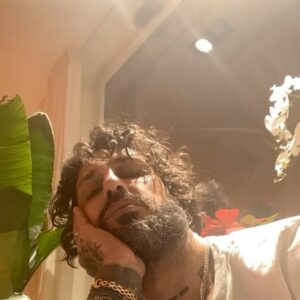 Fabrizio Corona, MUORIAMO PER DELLE IDEE , VA BEH MA DI MORTE LENTA …. su Instagram per i suoi fan