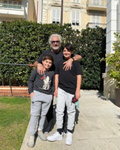 Vi presento il magnate dei locali notturni, l'imprenditore del glamour, il Re delle feste selvagge...