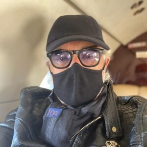 Il nome di Flavio Briatore evoca immagini di yacht di lusso, modelle famose e notti trascorse nei...