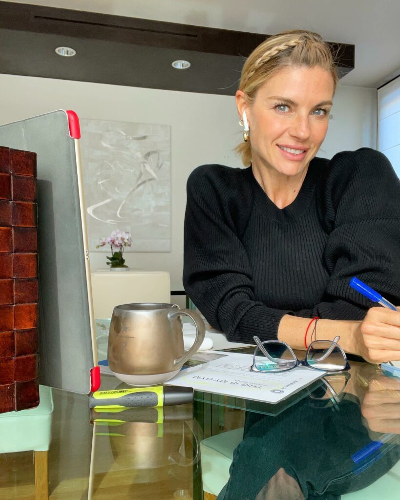Martina Colombari, E si deve cominciare da noi stessi, ogni giorno, da capo… su Instagram per i suoi fan