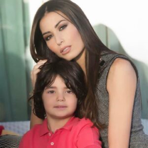 Se c'è una cosa che sappiamo di Elisabetta Gregoraci è che non passa inosservata: dai suoi look...