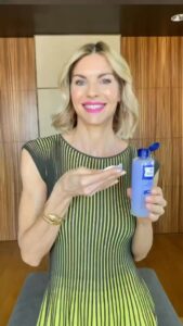 Martina Colombari, Shake, shake, shake… e con l’Acqua Micellare Bifase di Acqua alle Rose rimuovo a… su Instagram incanta i suoi fan