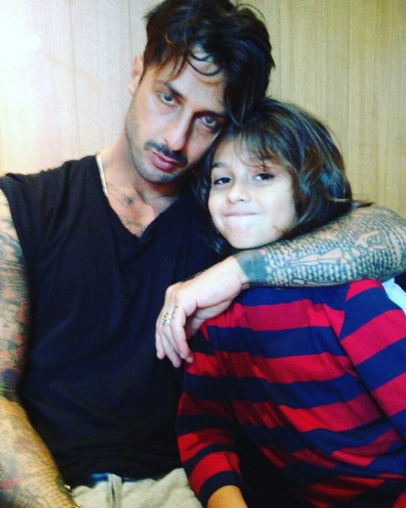 Fabrizio Corona, Buona festa del papa’. Un augurio particolare a tutti i padri che oggi non potra… su Instagram delizia i suoi fan