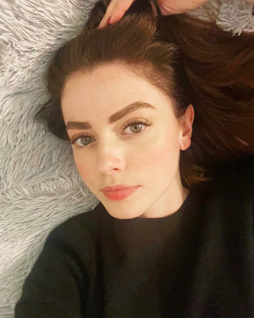 Annalisa, Selfie prima di cenare col vino sul letto… su Instagram per i suoi fan