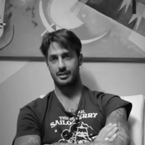 Chi è Fabrizio Corona? Un personaggio enigmatico e poliedrico, capace di passare dalla cronaca nera...