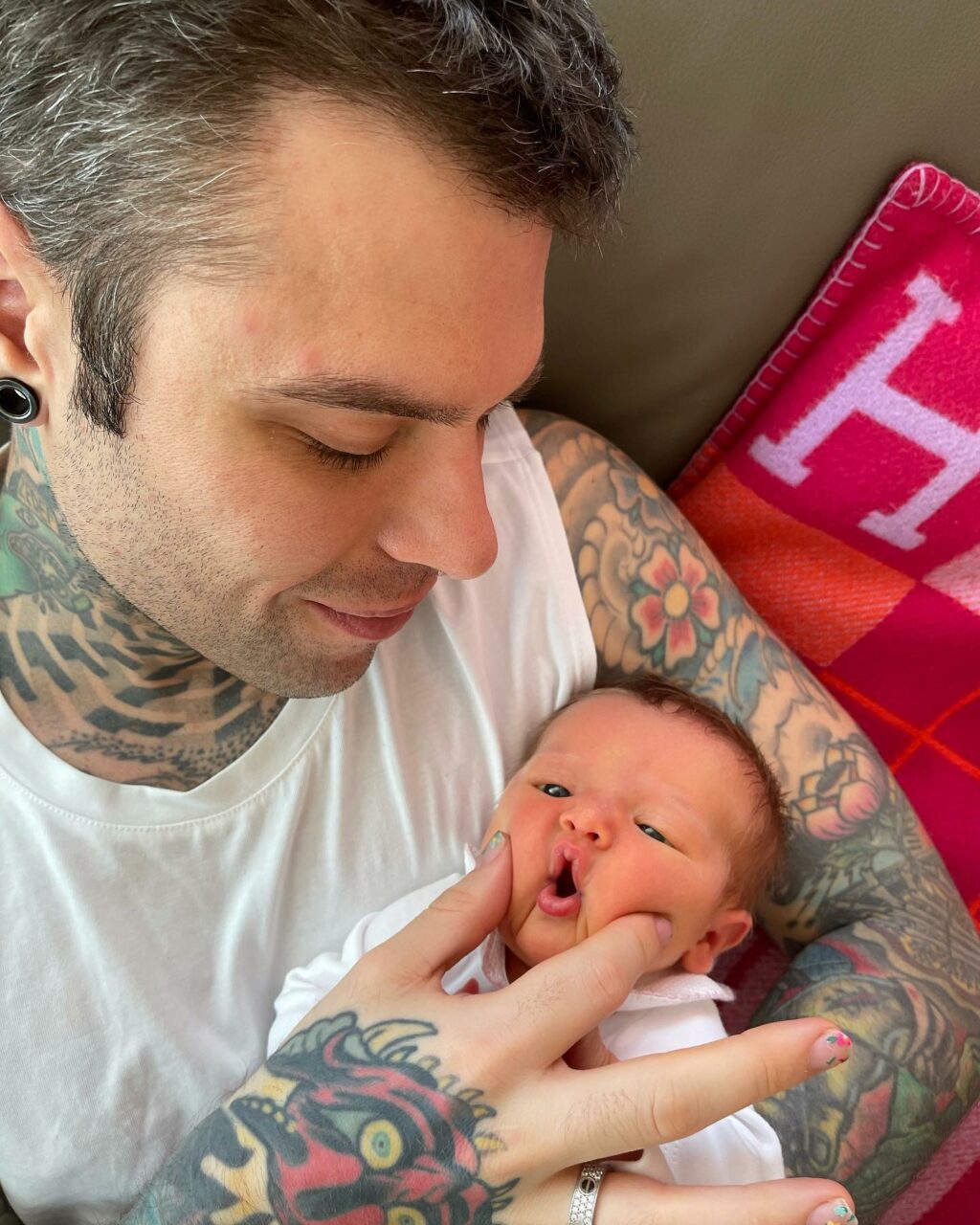 Vi presento Fedez, il rapper italiano più famoso d'Italia dopo... beh, dopo lui stesso. Questo...