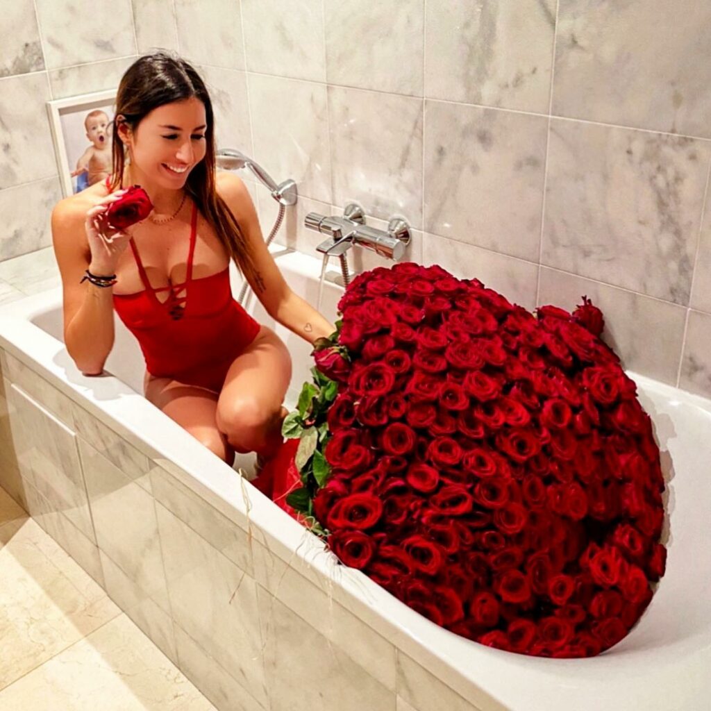 Elisabetta Gregoraci, 300 red roses …thanks.. chiunque tu sia …… su Instagram delizia i suoi fan