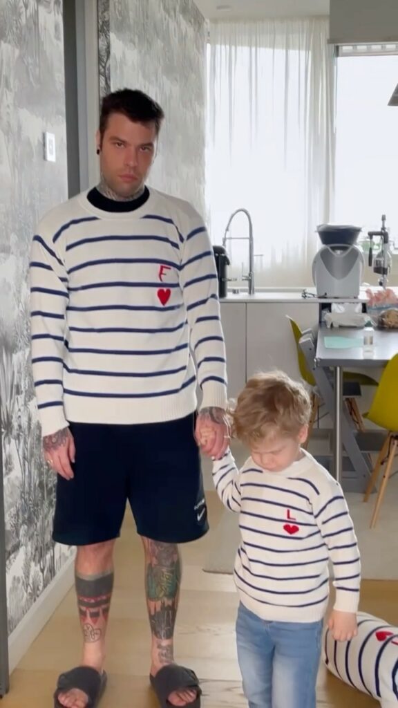 Fedez, Quando la mamma ti obbliga a mettere i maglioncini coordinati… su Instagram delizia i suoi fan