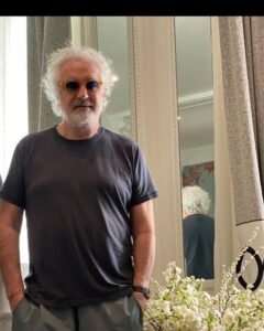 C'è un uomo che ha l'eleganza di un leone e la spavalderia di un pavone: Flavio Briatore. Questo...