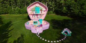 La famosa mini bambola Polly Pocket compie 35 anni e per festeggiare, Mattel offre un soggiorno...