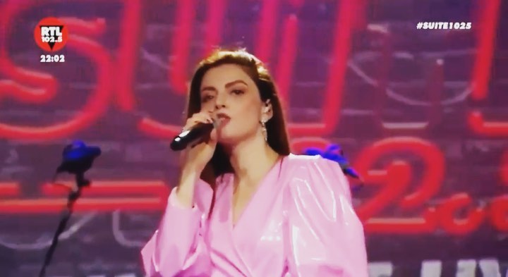 Annalisa Eccomi infuocata mentre canto Eva+Eva, Nuda e Movimento lento  
Quale sarà il pr...