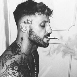 Fabrizio Corona, Essere liberi non significa solo sbarazzarsi delle proprie catene, ma vivere in … su Instagram per i suoi fan