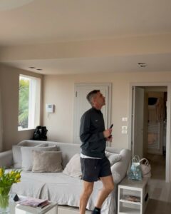 Martina Colombari, Niente …. oggi ci siamo svegliati col piede “ballerino”  Vero  ?!?!… su Instagram incanta i suoi fan