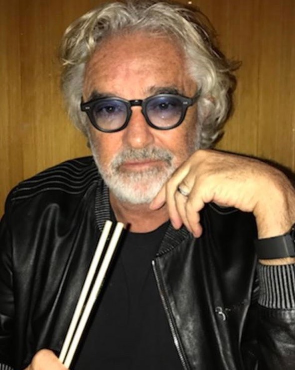 Ecco a voi il magnifico Flavio Briatore, l'uomo che ha fatto della sua vita un'avventura all'insegna...