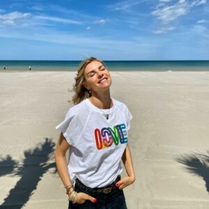 Martina Colombari, una donna che ha conquistato il cuore di tutti grazie al suo sorriso contagioso e...