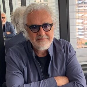 Avete presente quel simpatico personaggio amante del glamour, degli yacht e delle belle donne? Sì...