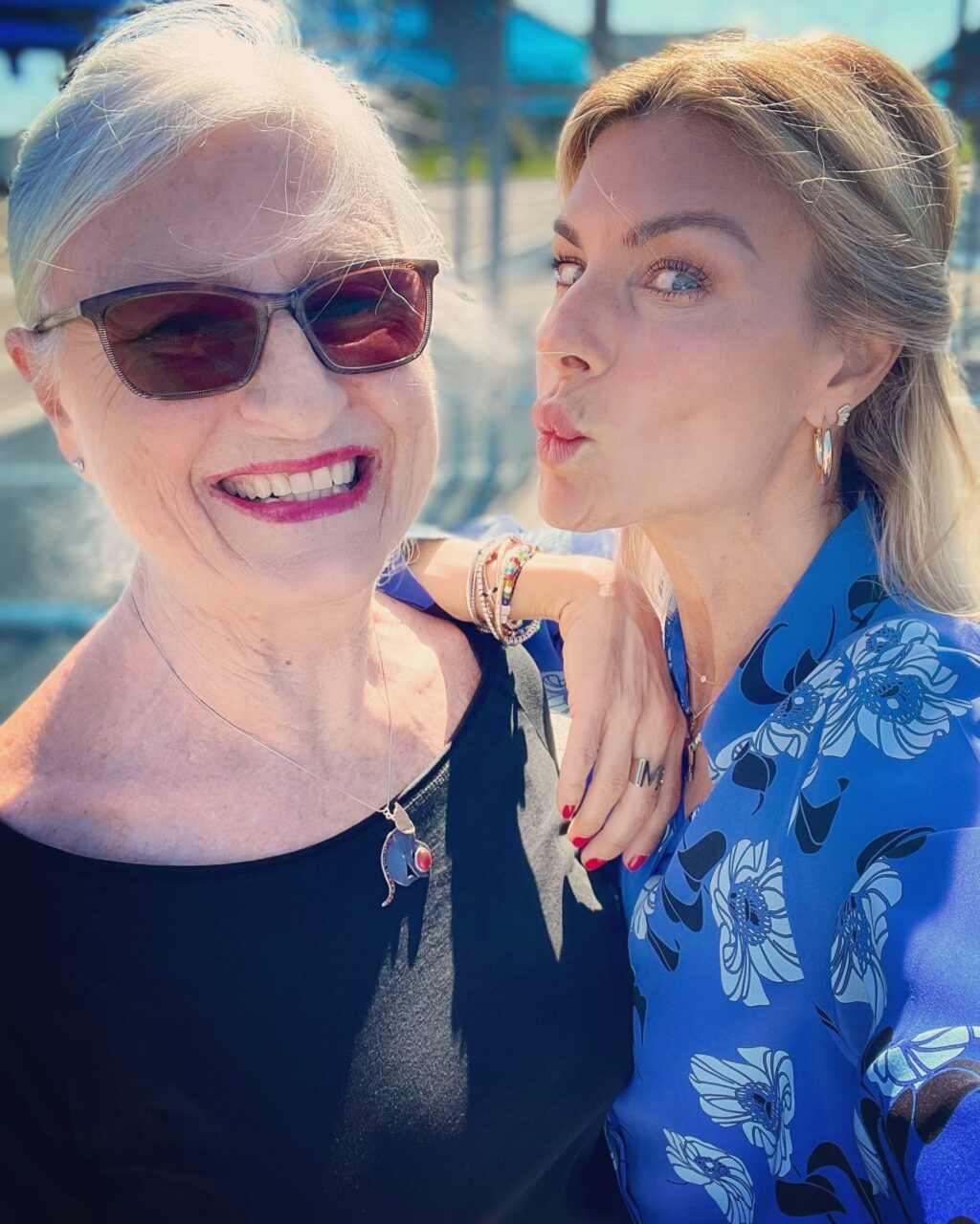 Martina Colombari, la regina indiscussa della bellezza italiana, è ancora oggi un'icona di stile e...