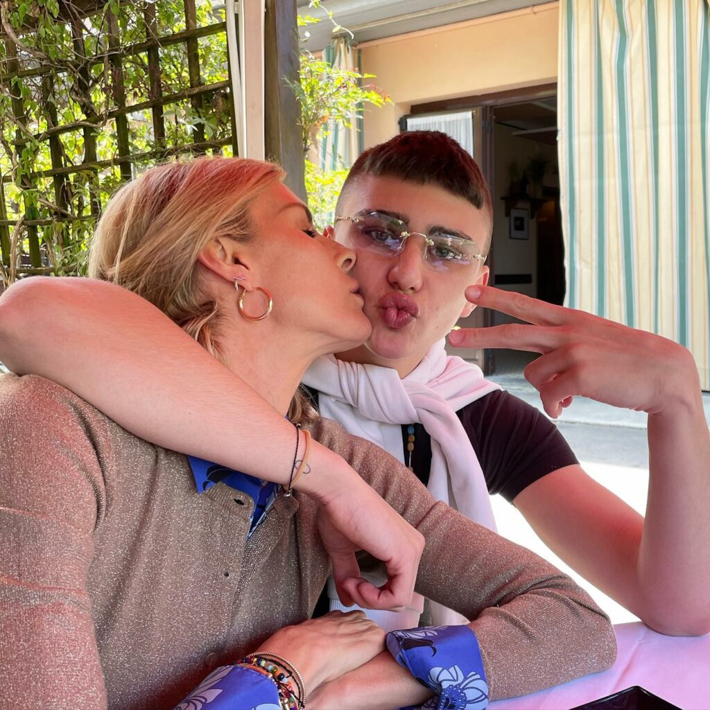 Se c'è una cosa che Martina Colombari non è, è sicuramente noiosa! Questa fantastica donna dalle...