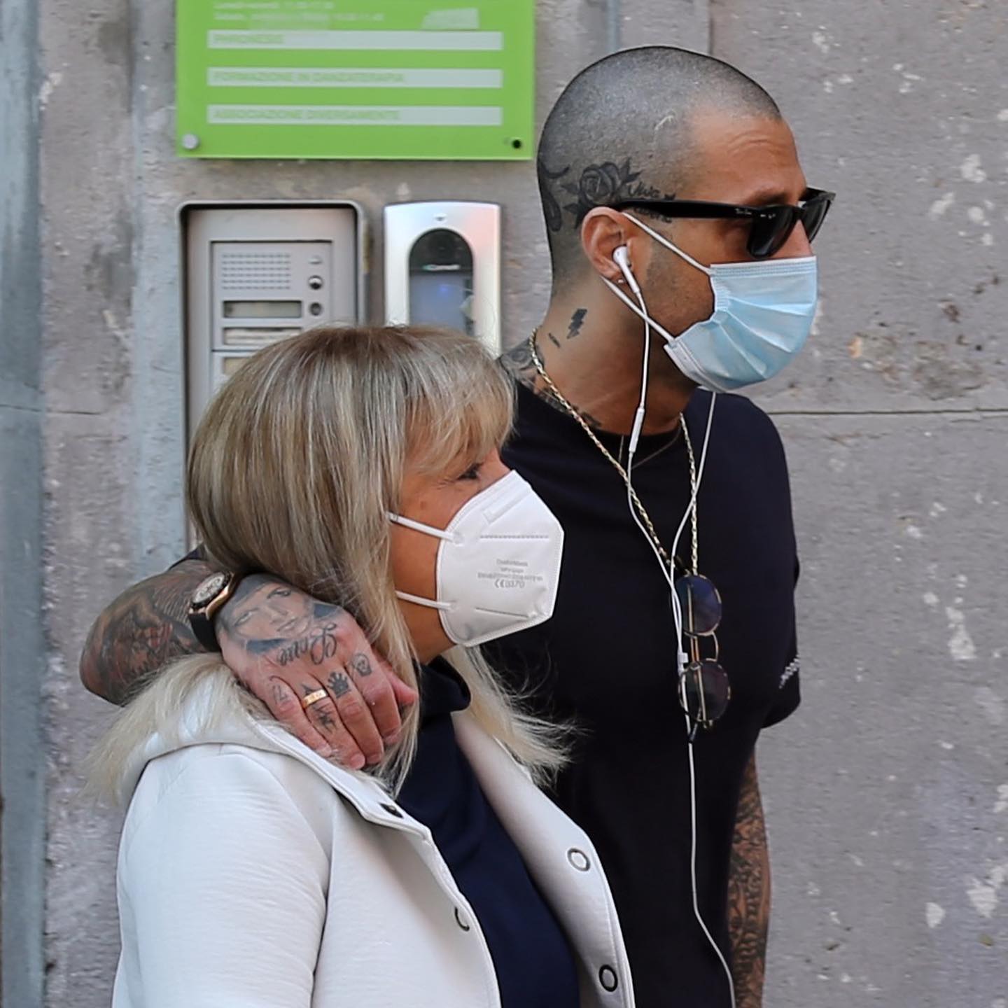 Fabrizio Corona AUGURI MAMMA . Tornerà presto il sereno su tutto e ci penserò io . Te lo promet...